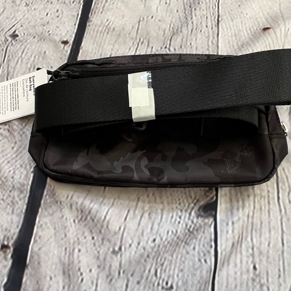 NWT LULULEMON EVERYWHERE BELT BAG 
COLOR HIDDEN HERITAGE LACE BLACK MULTI/BLACK - Picture 9 of 9